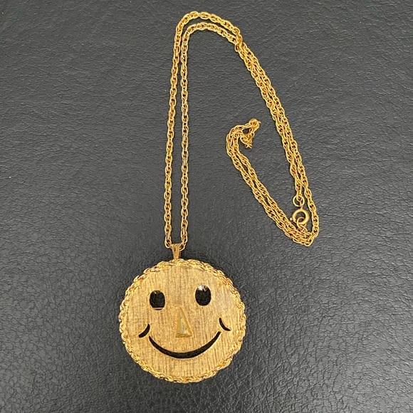 Smiley Face Necklace and Clip On Earrings. Costume Jewelry. - Picture 2 of 5